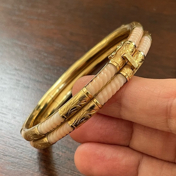 Solid 14K yellow gold & carved natural angel skin coral hinged bangle bracelet - Picture 4 of 12